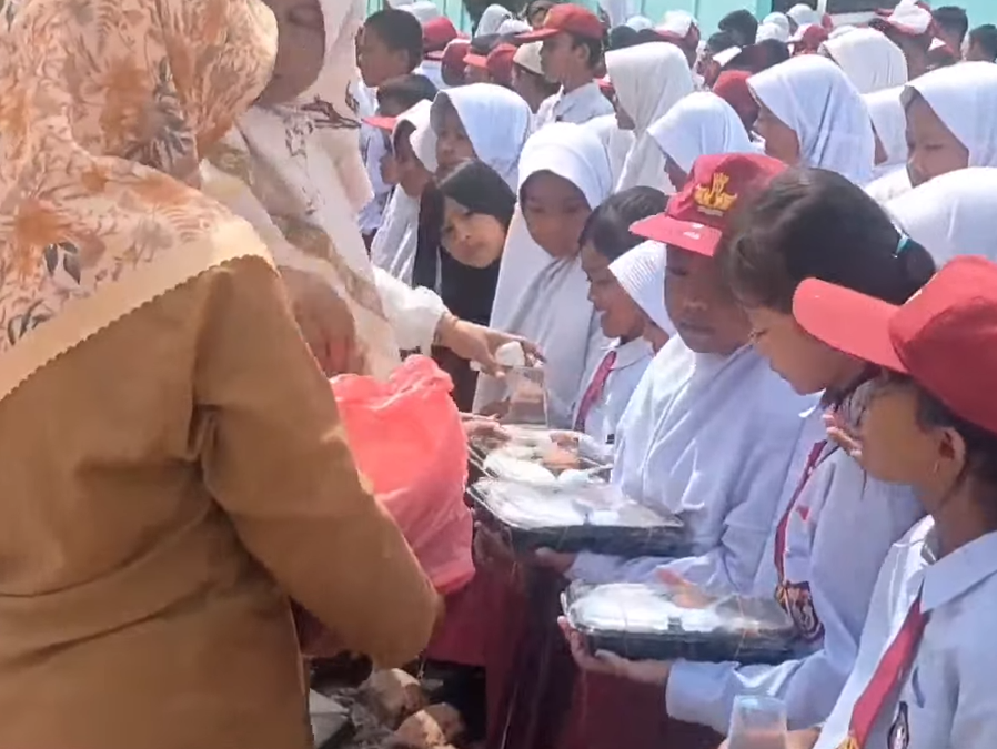 Paket Makan Bergizi Gratis Dibagikan di SDN 25 Toboali